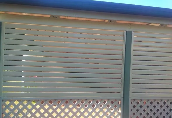 Aluminium louvre privacy screen on a patio